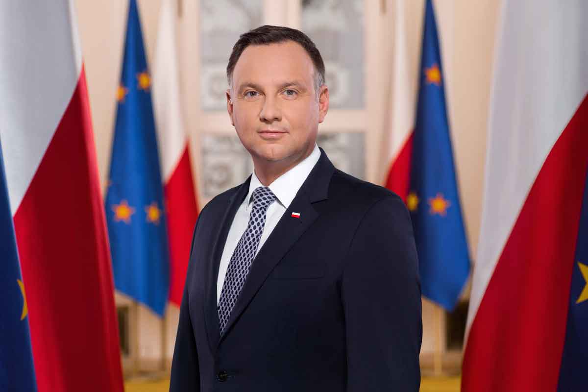 Prezydent Andrzej Duda portret na tle flagi Polski i UE