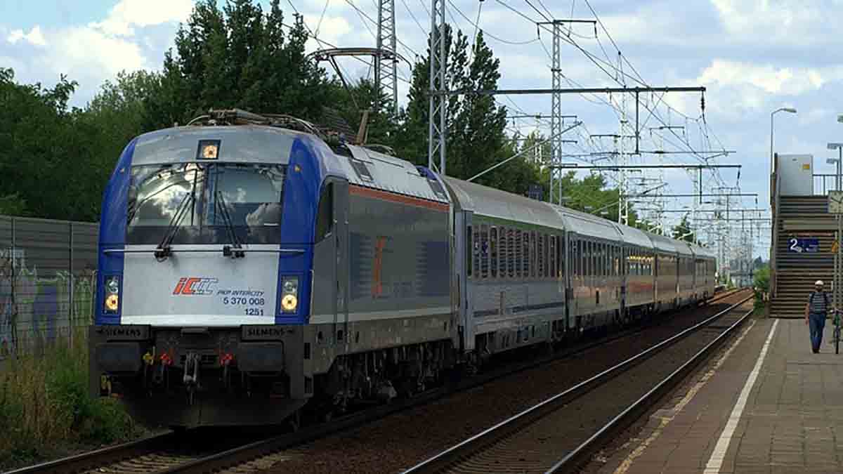 Szaro-niebieski pociąg PKP Intercity