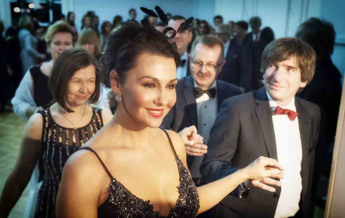 Anna Popek w sukience i Krzysztof Skowroński w garniturze, na balu u dziennikarzy