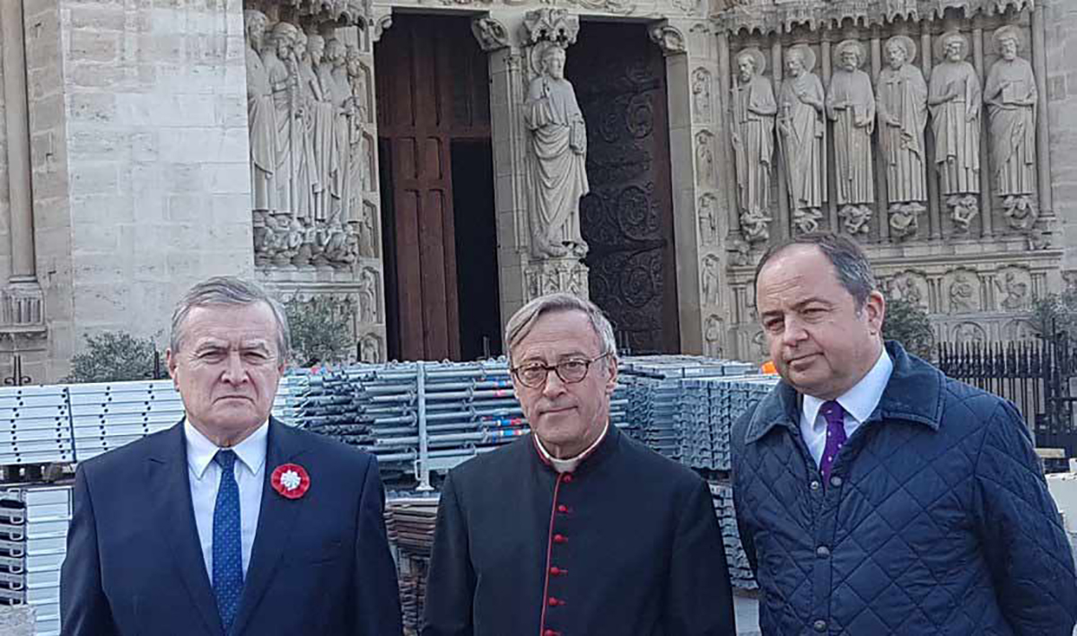 Minister Gliński, proboszcz Notre Damme i min. Konrad Szymański stoją na tle katedry Notre Damme