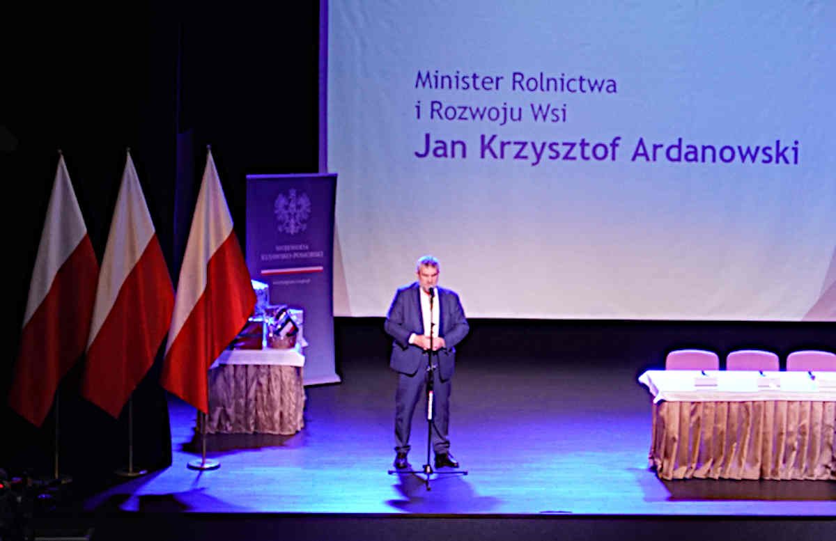 Minister Ardanowski na scenie w Barcinie