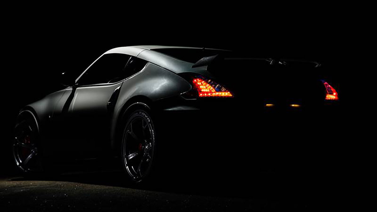Samochód na ciemnym tle