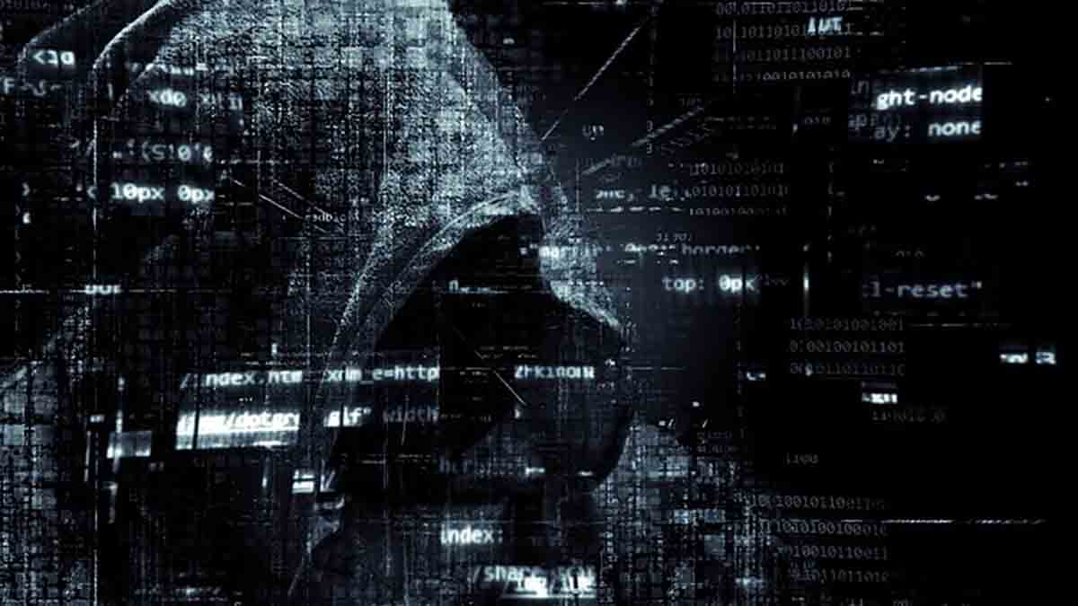 Haker w ciemnym kapturze