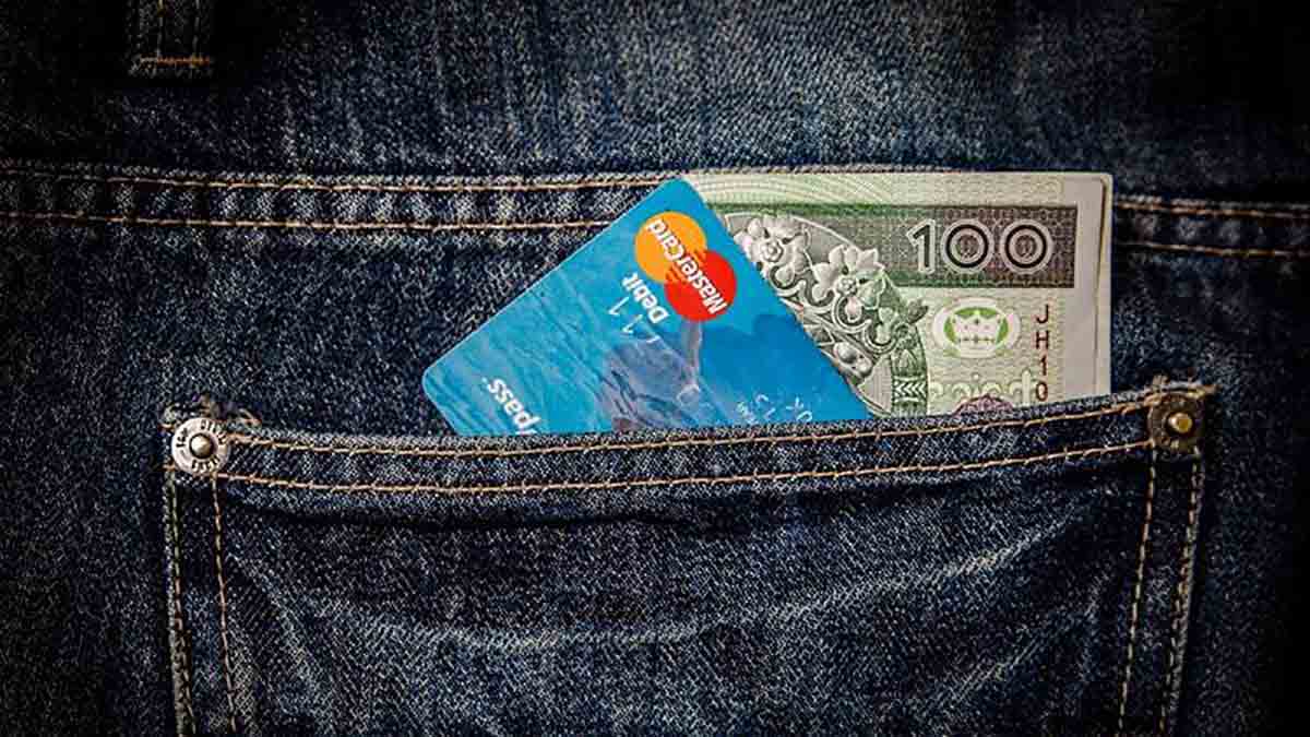 Pieniądze i karta kredytowa w kieszeni