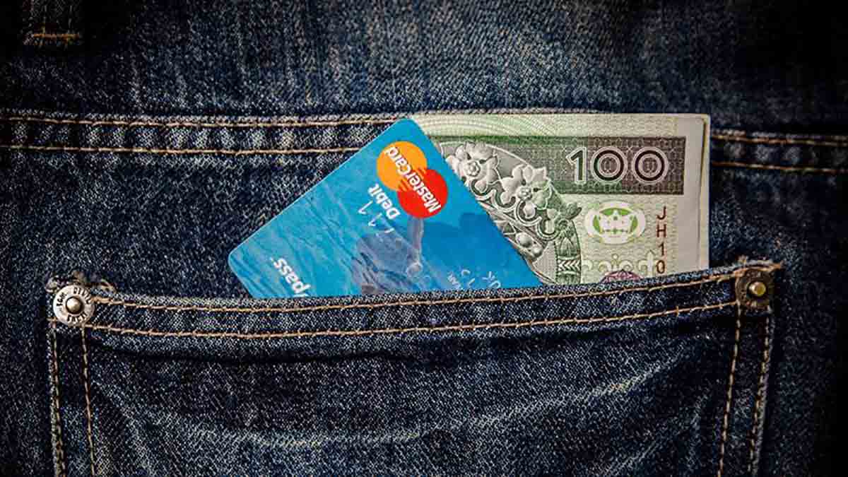 kadra kredytowa i banknot w kieszeni