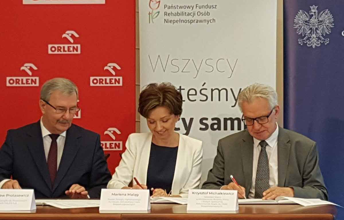 Wiesław Protasiewicz, Marlena Maląg, Krzysztof Michałkiewicz podpisują deklarację "Aktywni Plus"
