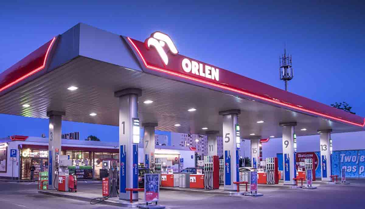 Stacja benzynowa PKN Orlen o zmroku w miękkim kolorowym świetle