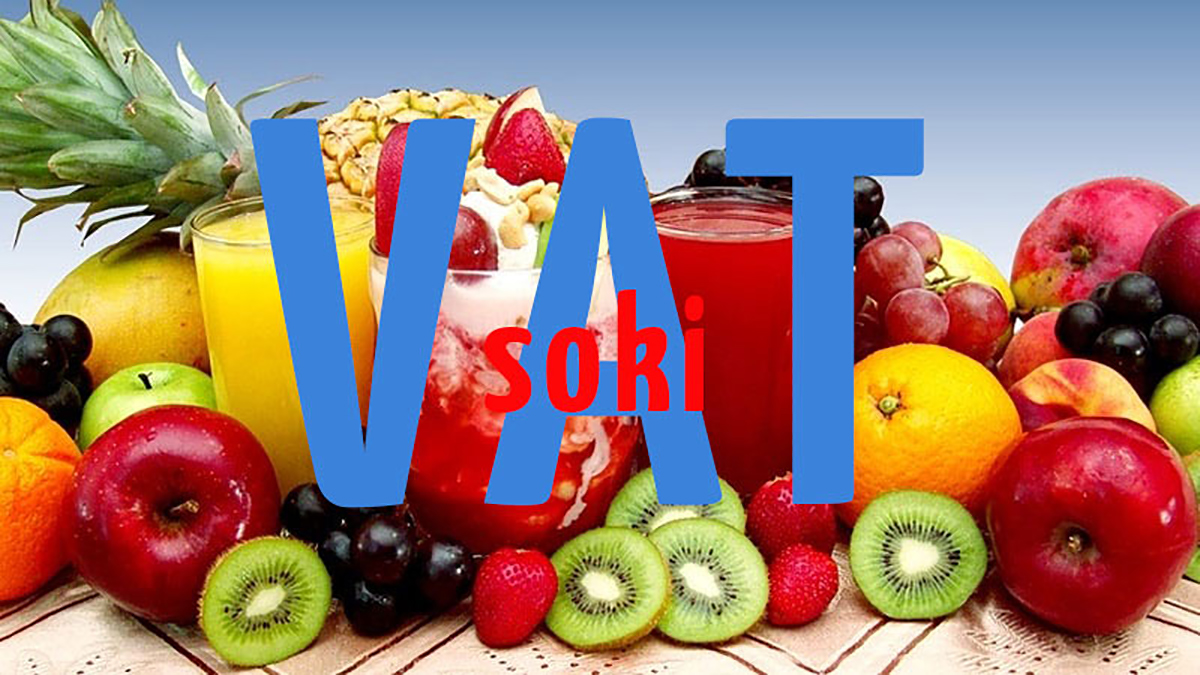 Owoce, czerwone jabłka, połówki kiwi ananas, winogrona czarne i czerwone wraz z deserem owocowym i dwoma szklankami soku. Na ich tle niebieski napis VAT i czerwony soki.
