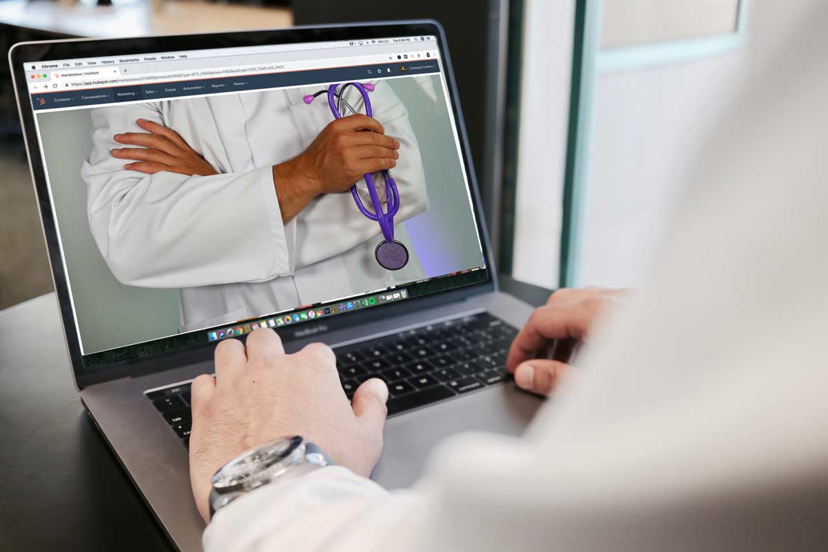 Laptop z lekarzem konsultującym pacjenta 