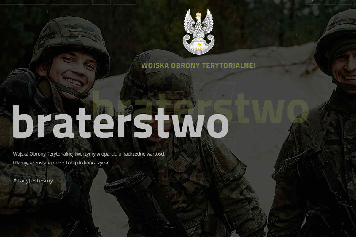 Strona internetowa terytorialsów, żołnierze w mundurach polowych i półprzeźroczyste napisy na zdjęciu "braterstwo"