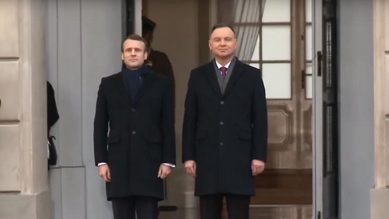 Andrzej Duda i Emmanuel Macron, na tle wejścia do Pałacu Prezydenckiego