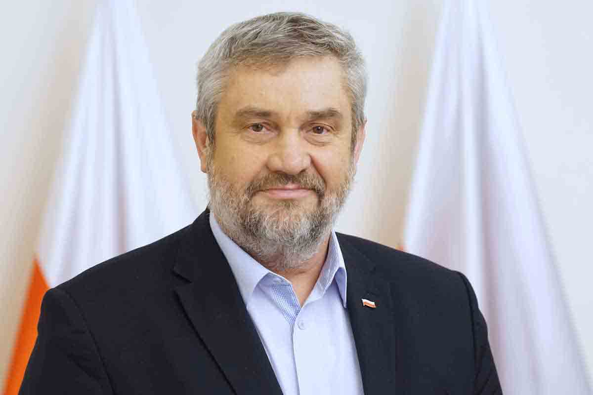 Minister Rolnictwa Jan Krzysztof Ardanowski portret na tle polskiej flagi