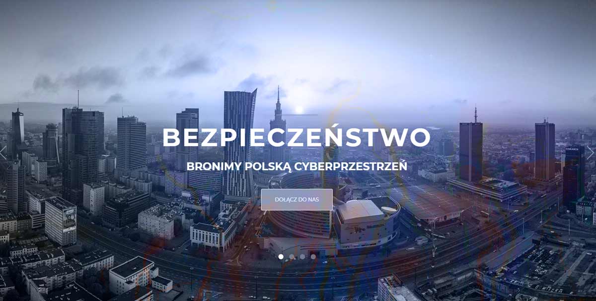 Widok wieżowców w centrum Warszawy z lotu ptaka i napis - Bezpieczeństwo, bronimy polską cyberprzestrzeń.