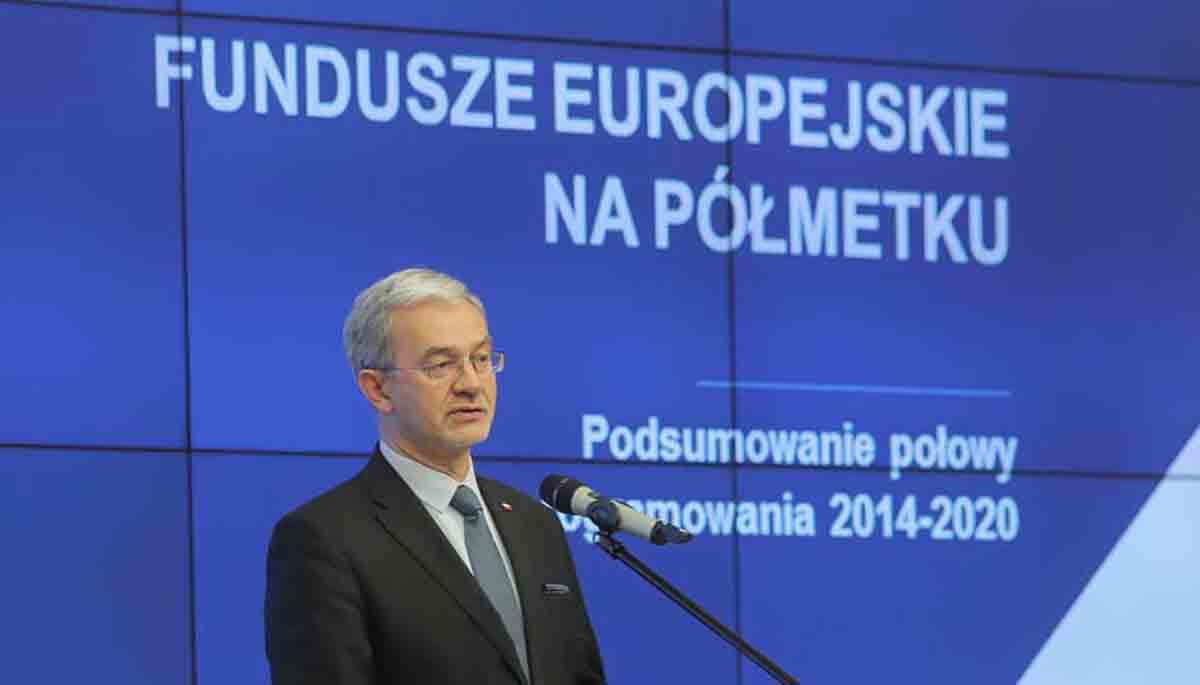Minister Jerzy Kwieciński na tle prezentacji Fundusze Europejskie 2014-2020 bilans na półmetku