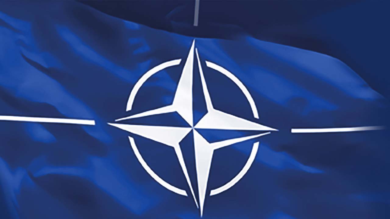 Flaga NATO czteroramienna biała gwiazda na ciemnoniebieskim tle