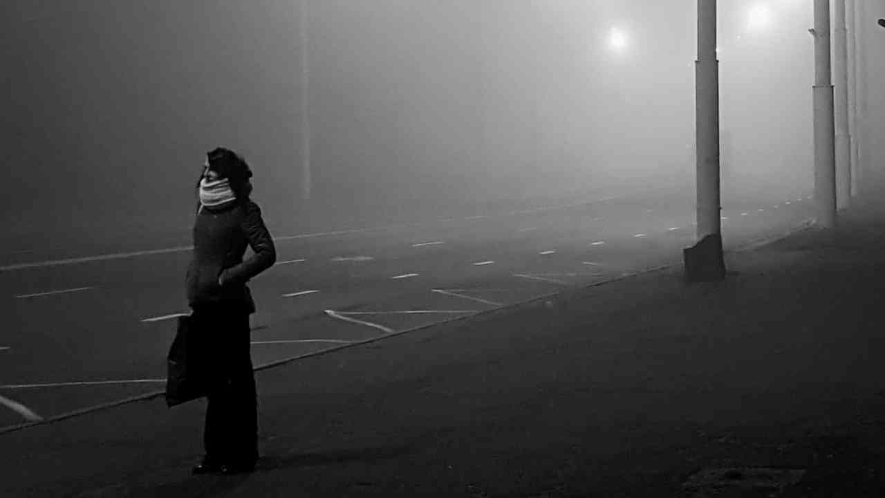 Dziewczyna stoi na przystanku a wokół unoszący się smog